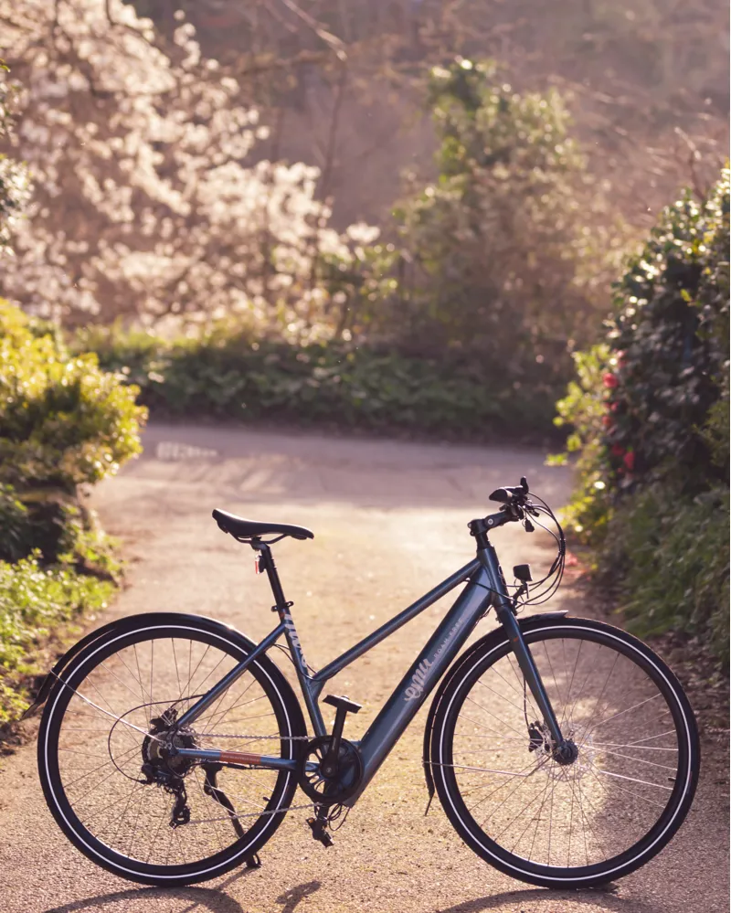EMU Evo Step Through 700c Wheel Electric Bike Metallic Blue-10